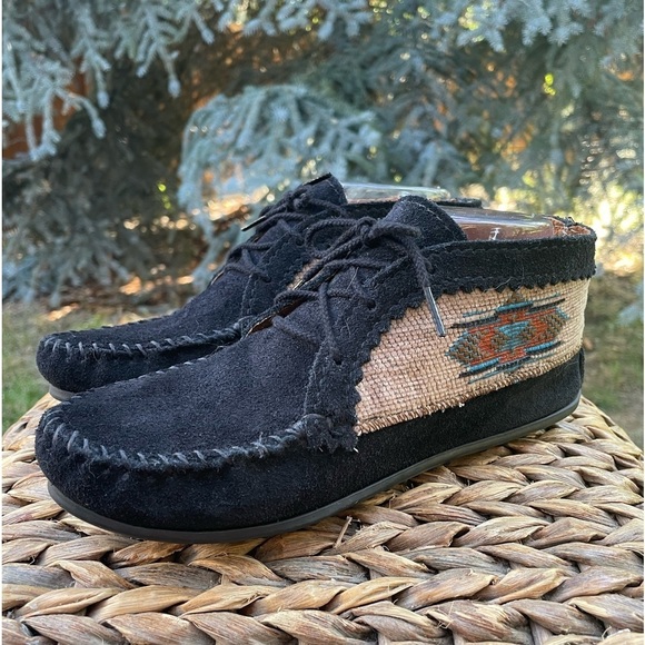 NEW Minnetonka El Paso Black Suede & Navajo Print Ankle Boot Moccasins. Size 6.5 - Picture 1 of 8